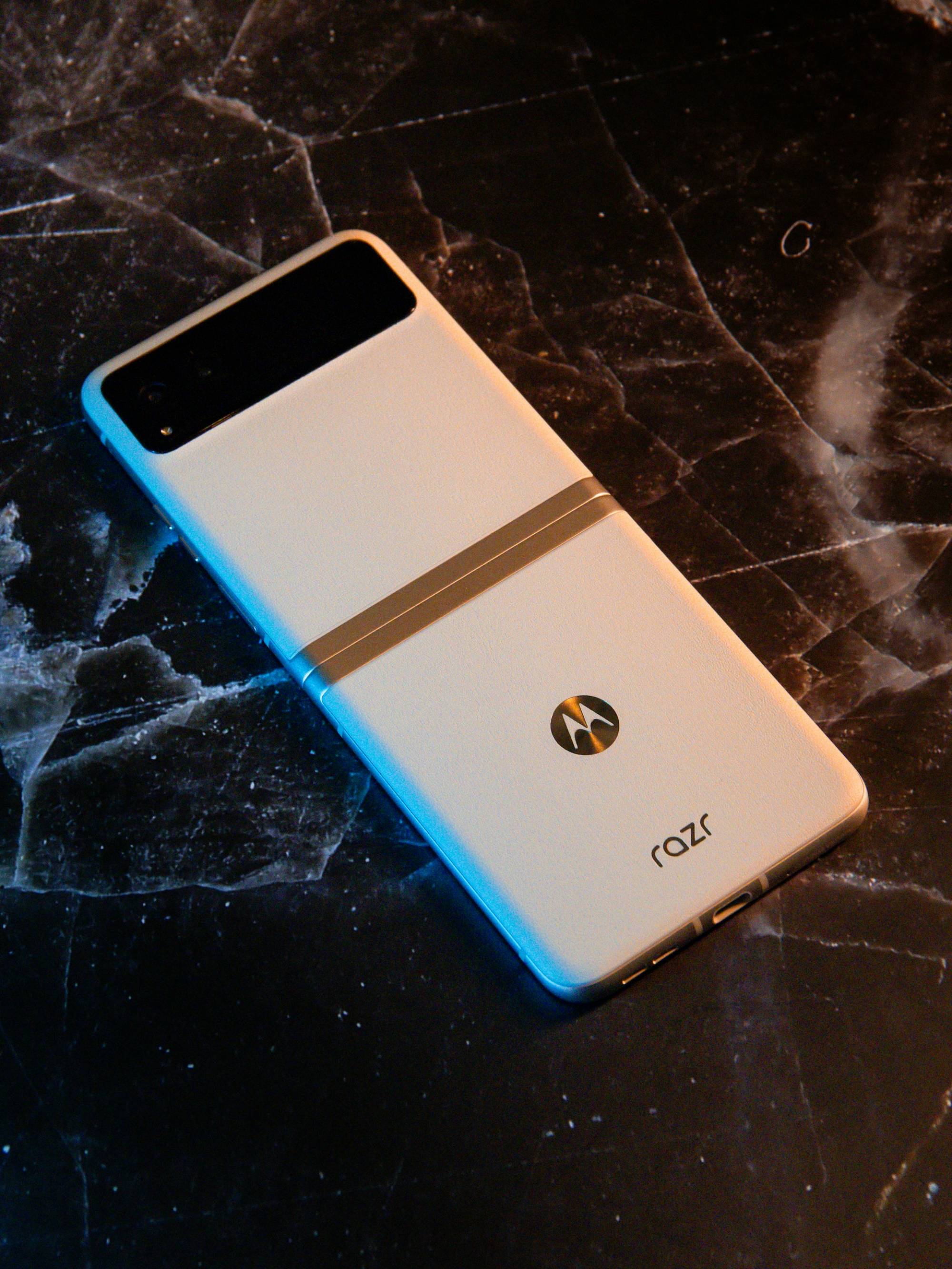 Motorola изглежда подготвя своя версия на сгъваемия iPhone Ultra