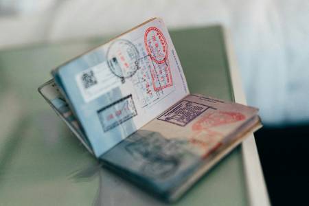 Този скрит материал променя цвета си, за да предпазва банкноти и паспорти