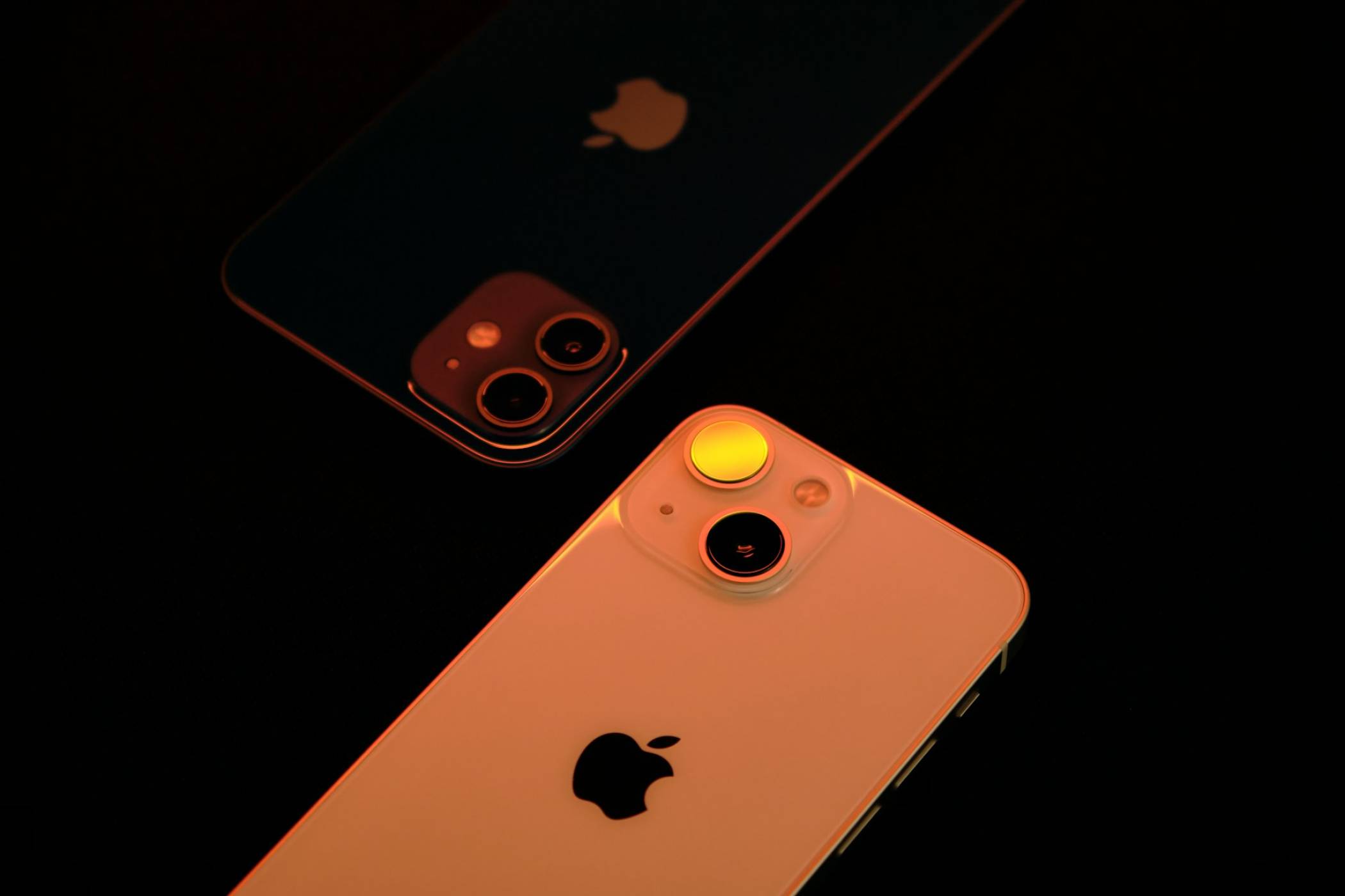 Ето как някой върна този износен iPhone 13 mini към живот с двойно повече памет (ВИДЕО)