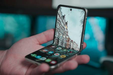 iPhone Duo изглежда евтин в сравнение с това да си внесете този сгъваем модел от Китай