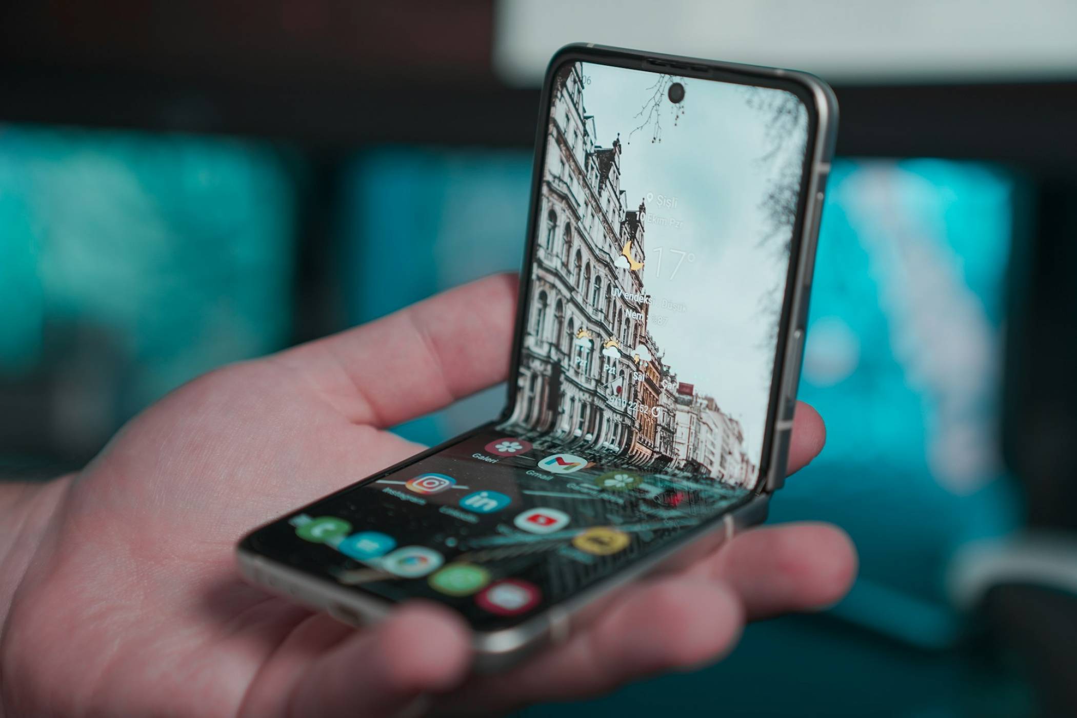 iPhone Duo изглежда евтин в сравнение с това да си внесете този сгъваем модел от Китай