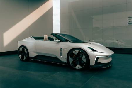 Почти десетилетие по-късно вторият Tesla Roadster най-сетне изглежда близо до шосето