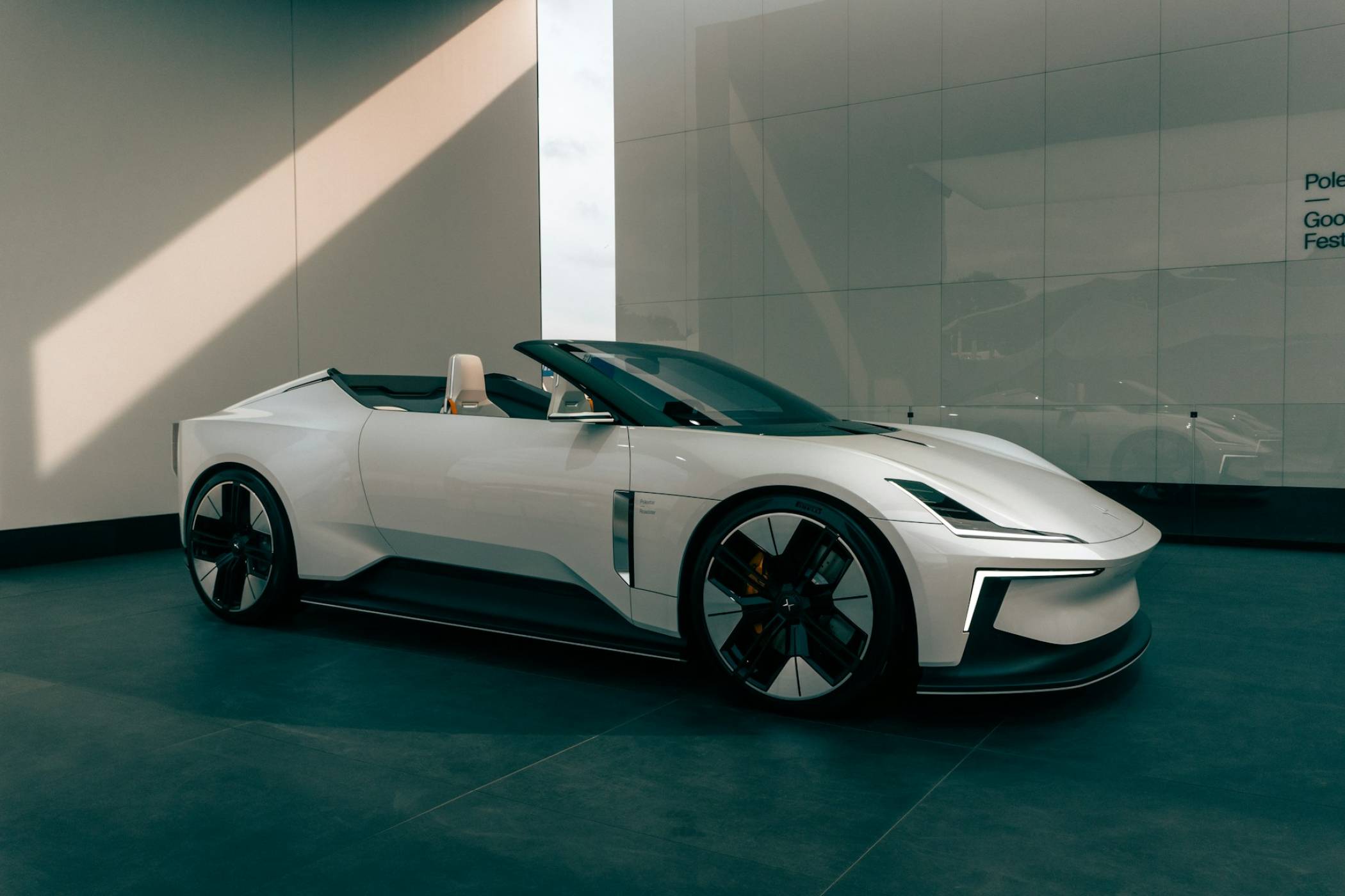 Почти десетилетие по-късно вторият Tesla Roadster най-сетне изглежда близо до шосето