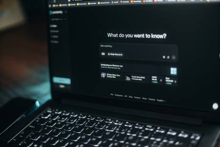 Вашите разговори с ChatGPT, вкл. тези с лична информация, се четат от хора за подобение на отговорите