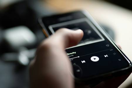 Измамници заляха с фалшиви песни страниците на истински изпълнители в Spotify и други платформи
