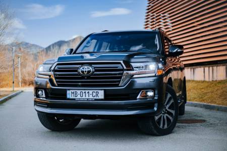 Задвижваният с водород пикап на Toyota победи своя е-събрат по всички параметри с изключение на един: къде да го заредите