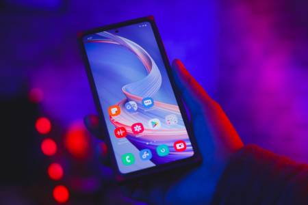 Повече Android телефони в и ЕС най-накрая може да се сдобият с по-големи батерии благодарение на Apple