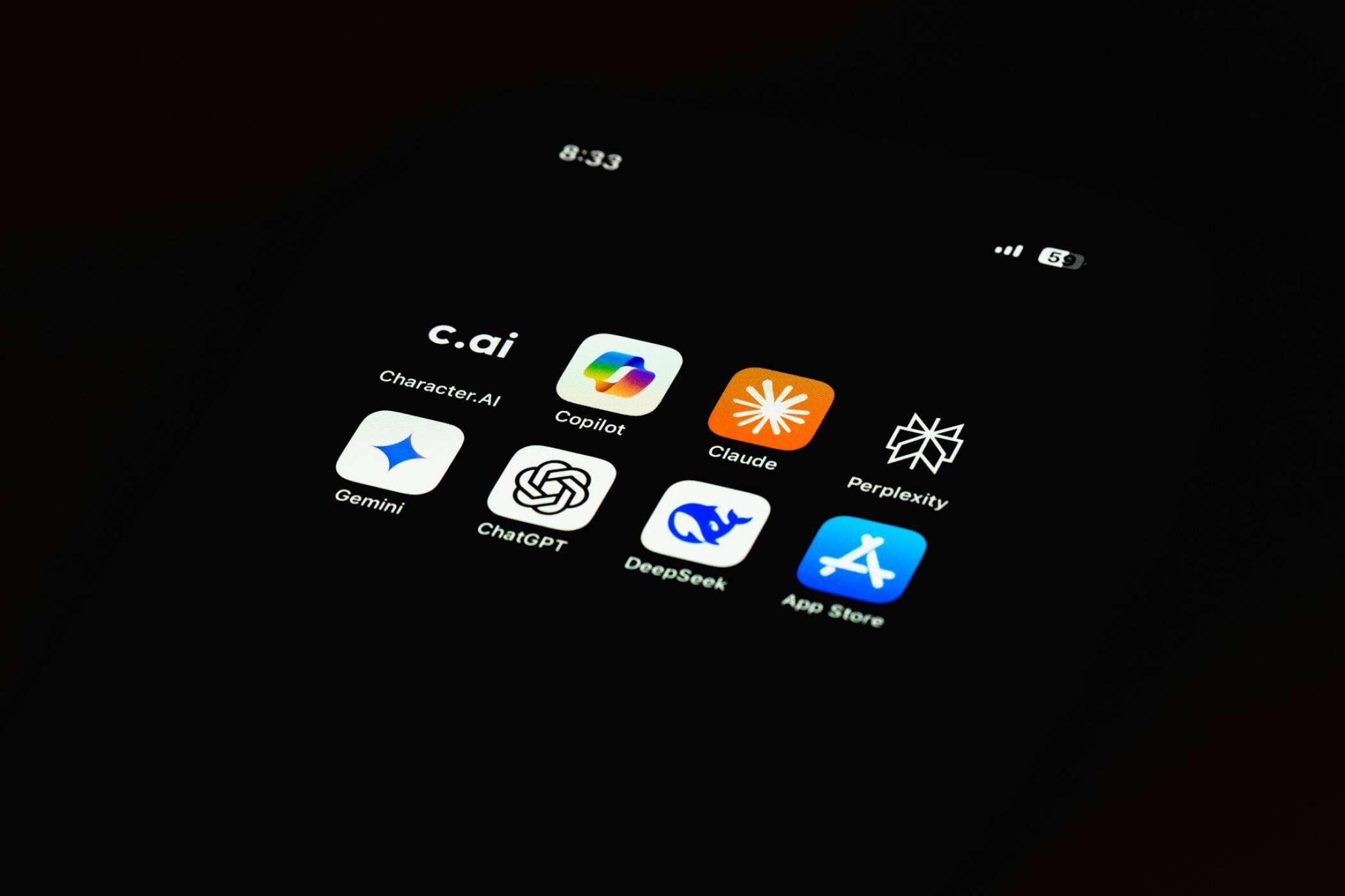 Въпреки че се отказа от марката Copilot+, Microsoft си вярва, че хората харесват ИИ помощника