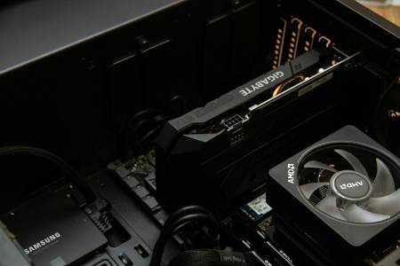 Находчивост и сръчни ръце превърнаха смартфон за ремонт в мини РС (ВИДЕО)