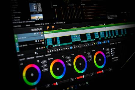Това копие на Adobe Creative Suite е създадено с вайб кодиране и всъщност е много добро