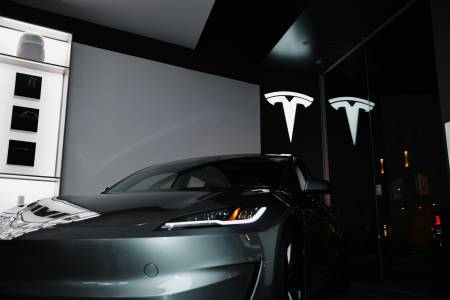 Tesla Roadster дебютира с технология за реактивни двигатели от SpaceX, позволяваща му да лети във въздуха