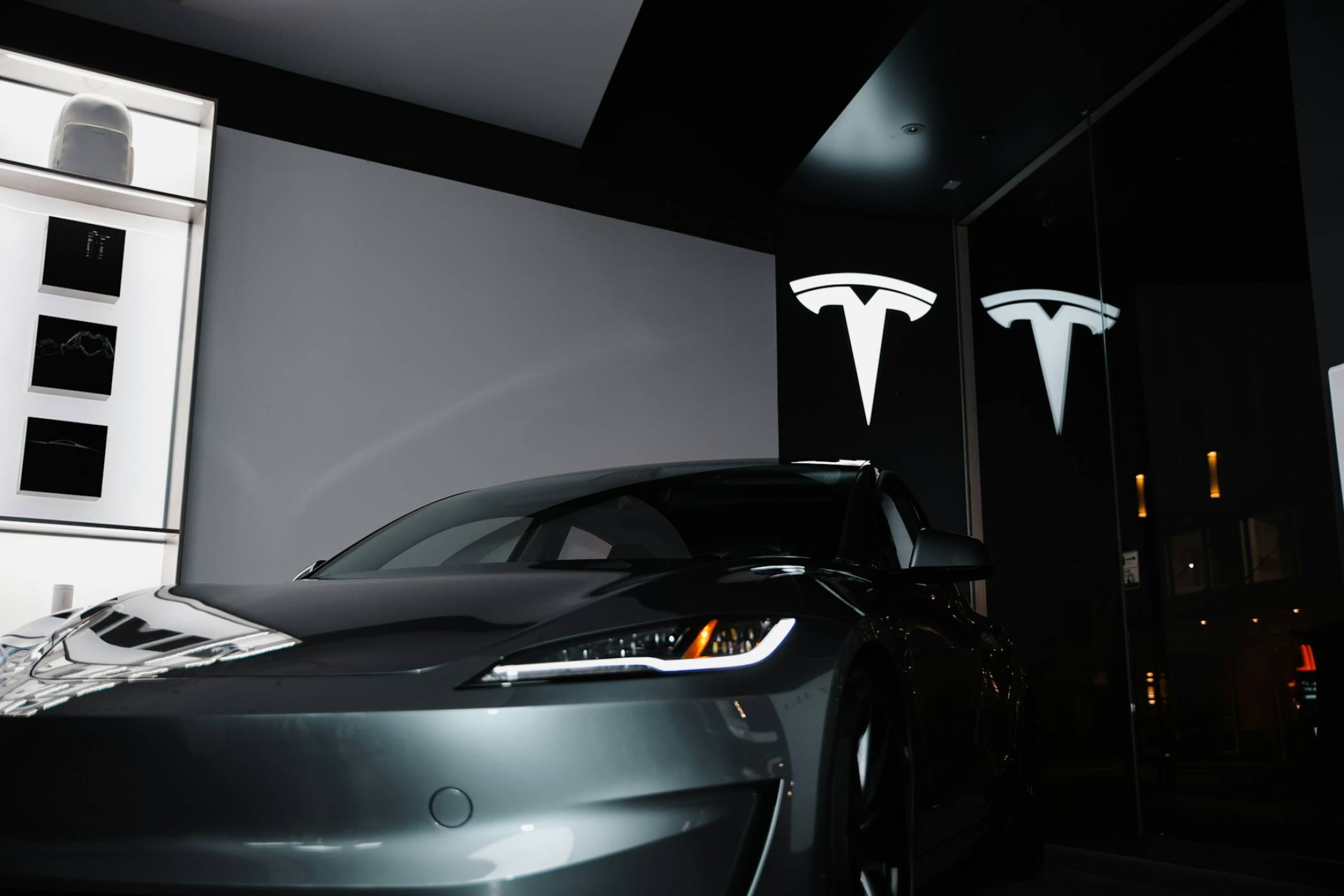 Tesla Roadster дебютира с технология за реактивни двигатели от SpaceX, позволяваща му да лети във въздуха