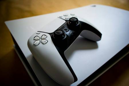 Хакнат PlayStation 5 вече може да изпълнява локални ИИ модели със скорост над 100 токена в секунда
