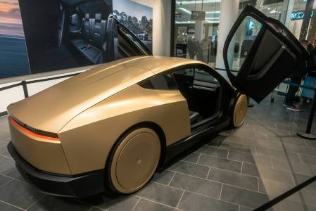 Tesla иска да ви продаде автомобил без волан още тази година — но какво ще можете да правите с него?