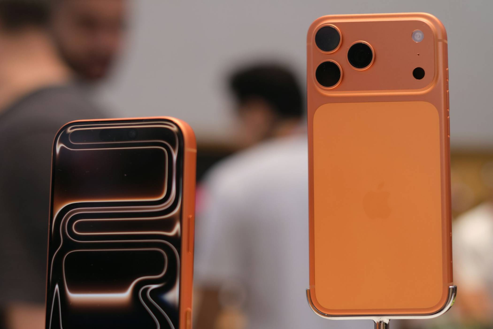 Дизайн или дефект: Екраните на някои iPhone Duo не издържаха дори един ден