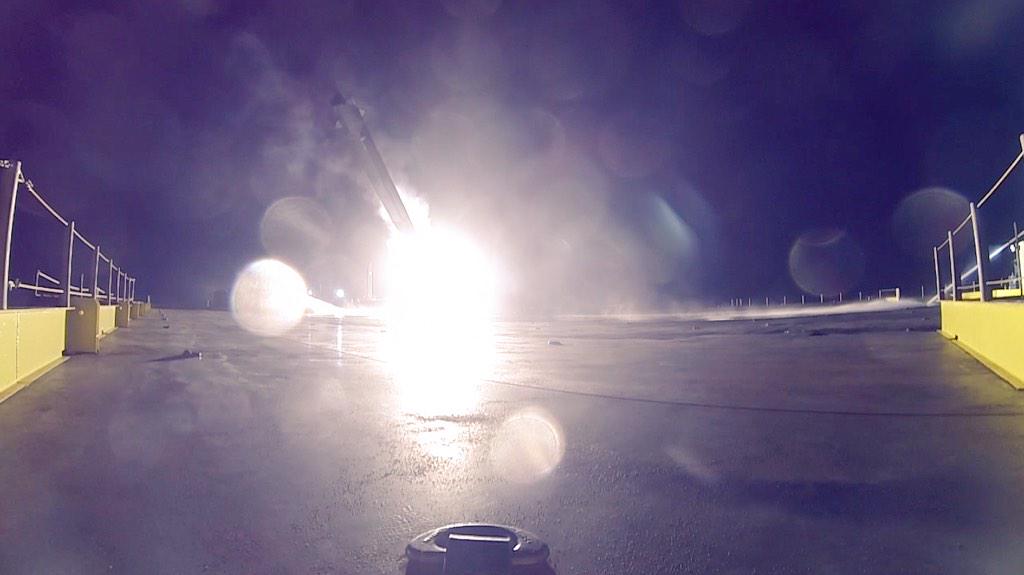 Вижте първите снимки от неуспешното приземяване на Falcon 9
