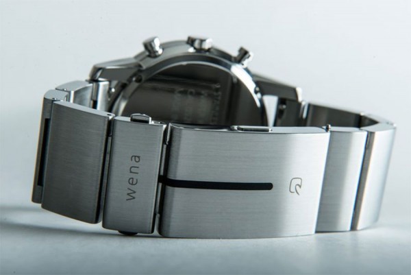 Sony Wena Wrist е съчетание от традиционен часовник и умна верижка