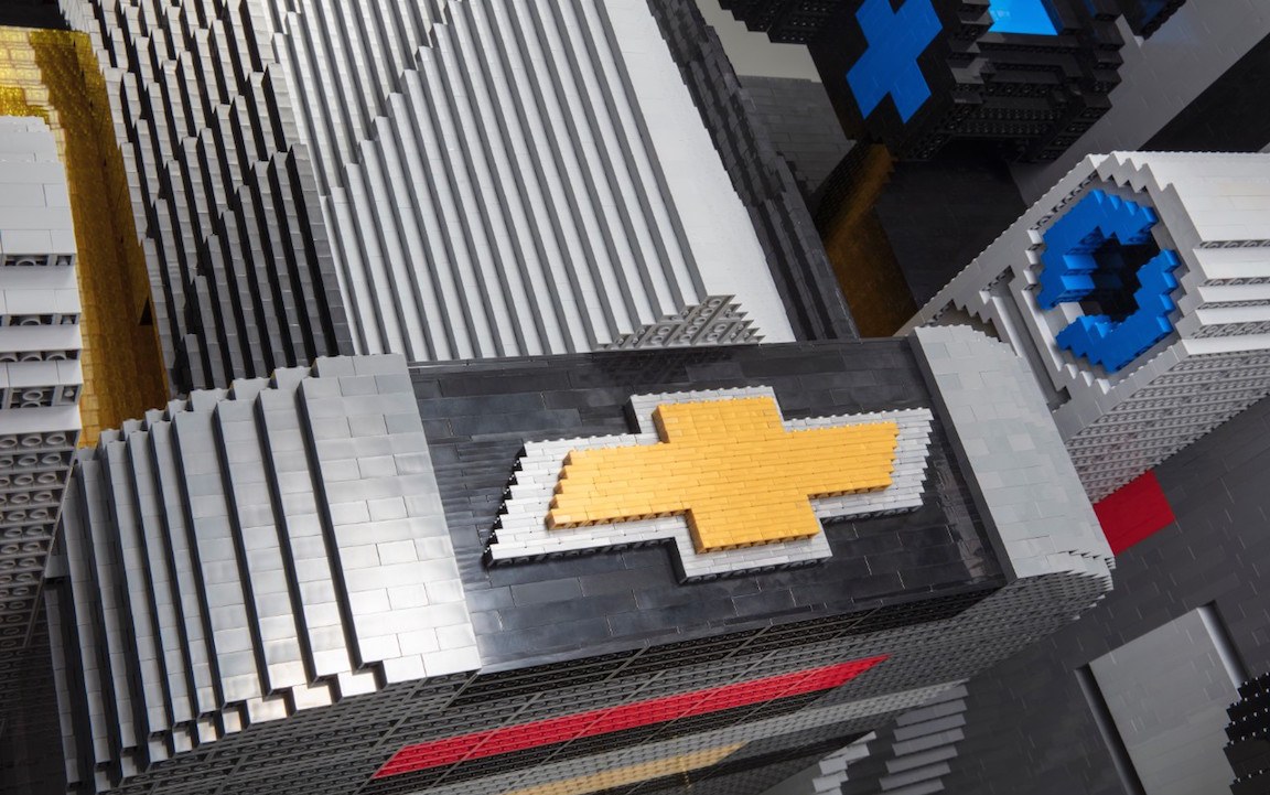 Lego и Chevrolet създадоха пълноразмерен батмобил, изграден единствено от лего блокчета