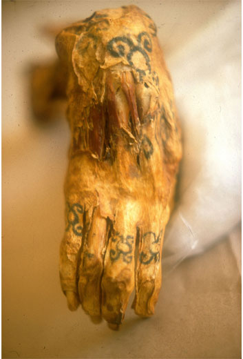 Ръка на мумия с татуировки